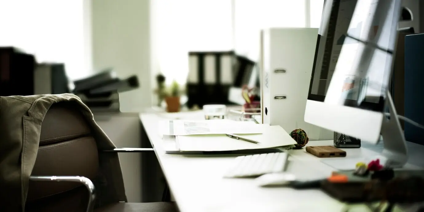 Konzept eines zeitgenössischen Raums mit Arbeitsplatz und Bürobedarf