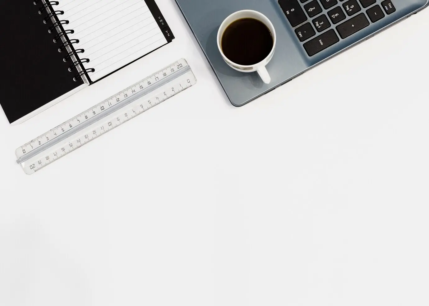 Bitte sende die ursprüngliche Beschreibung von „Büromaterialien“, die ich auf Deutsch umformulieren soll.