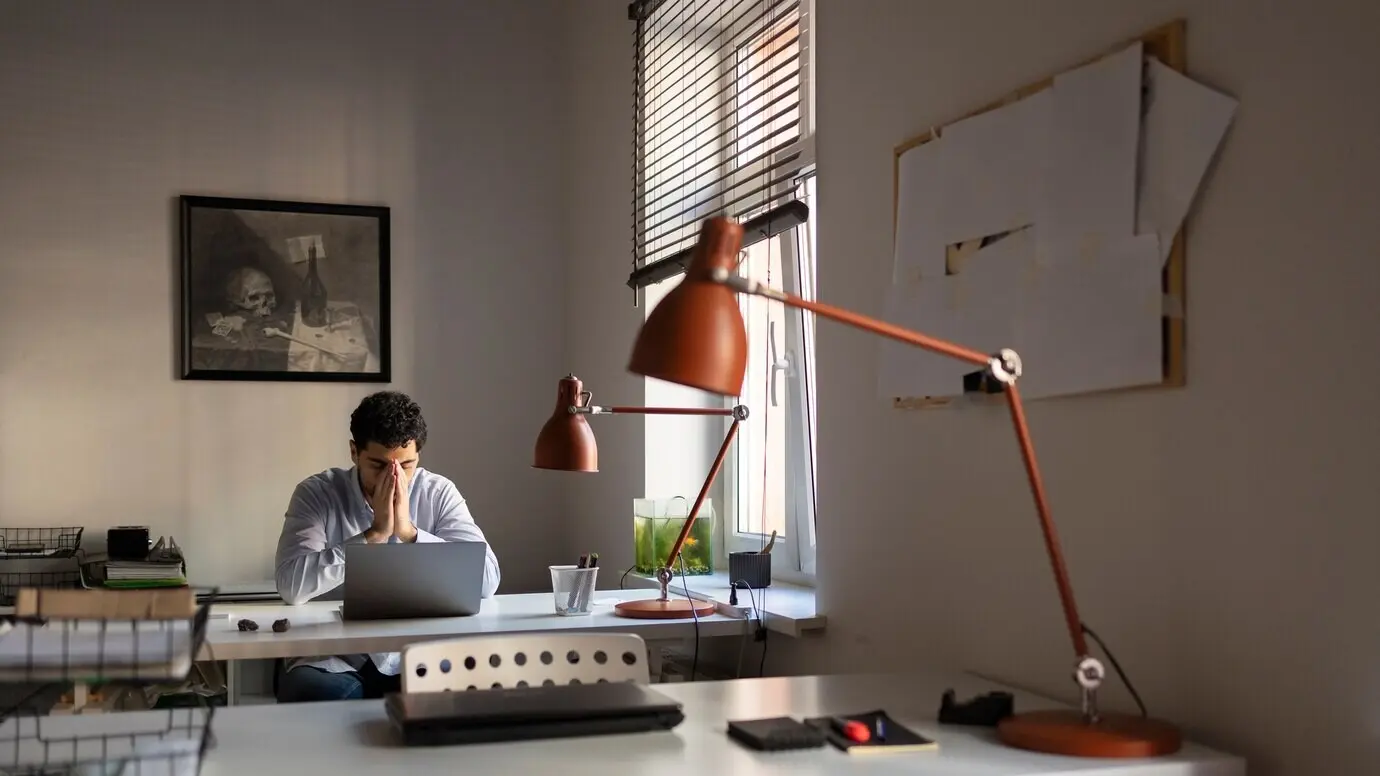 Halbnahe Aufnahme eines ängstlichen Mannes bei der Arbeit