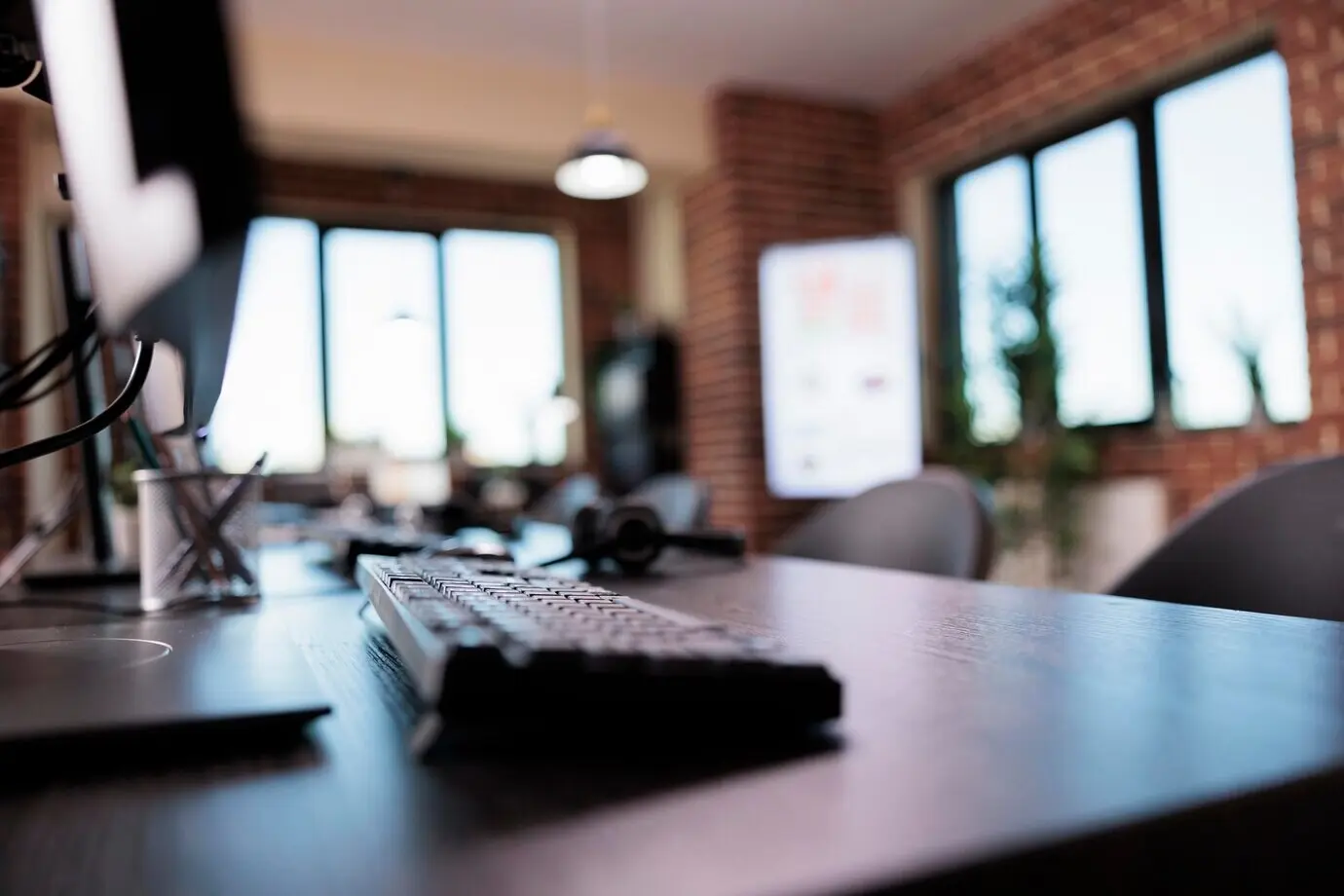 Leeres Empfangsbüro eines Callcenters mit Telemarketing-Ausrüstung auf dem Helpdesk. Keine Personen im Kundenservice und im Kundensupport-Telefonnetz, mehrere Monitore zur Unterstützung.